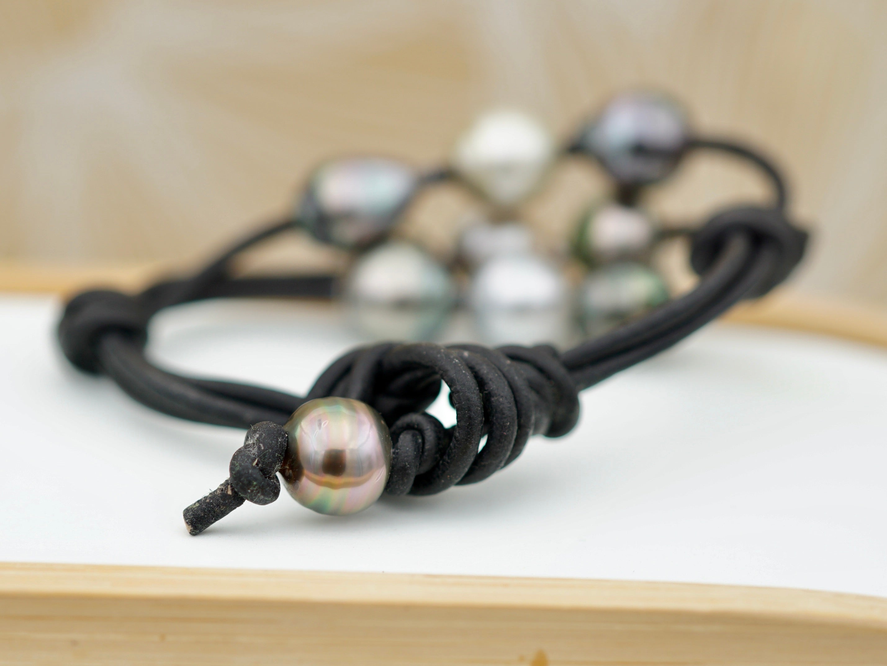 Collection Ahonu 10 perles multicolores sur cuir