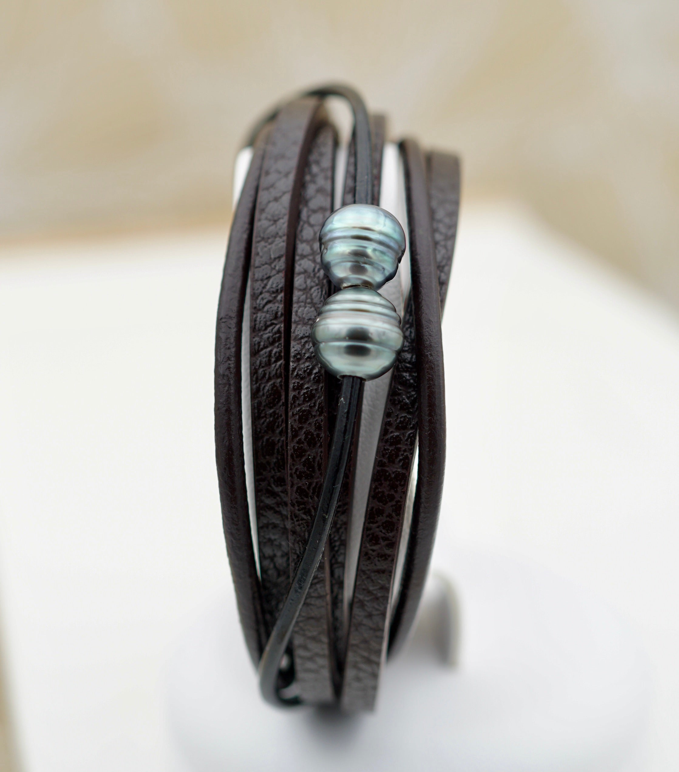 Collection Tane Deux perles cerclées sur cuir véritable