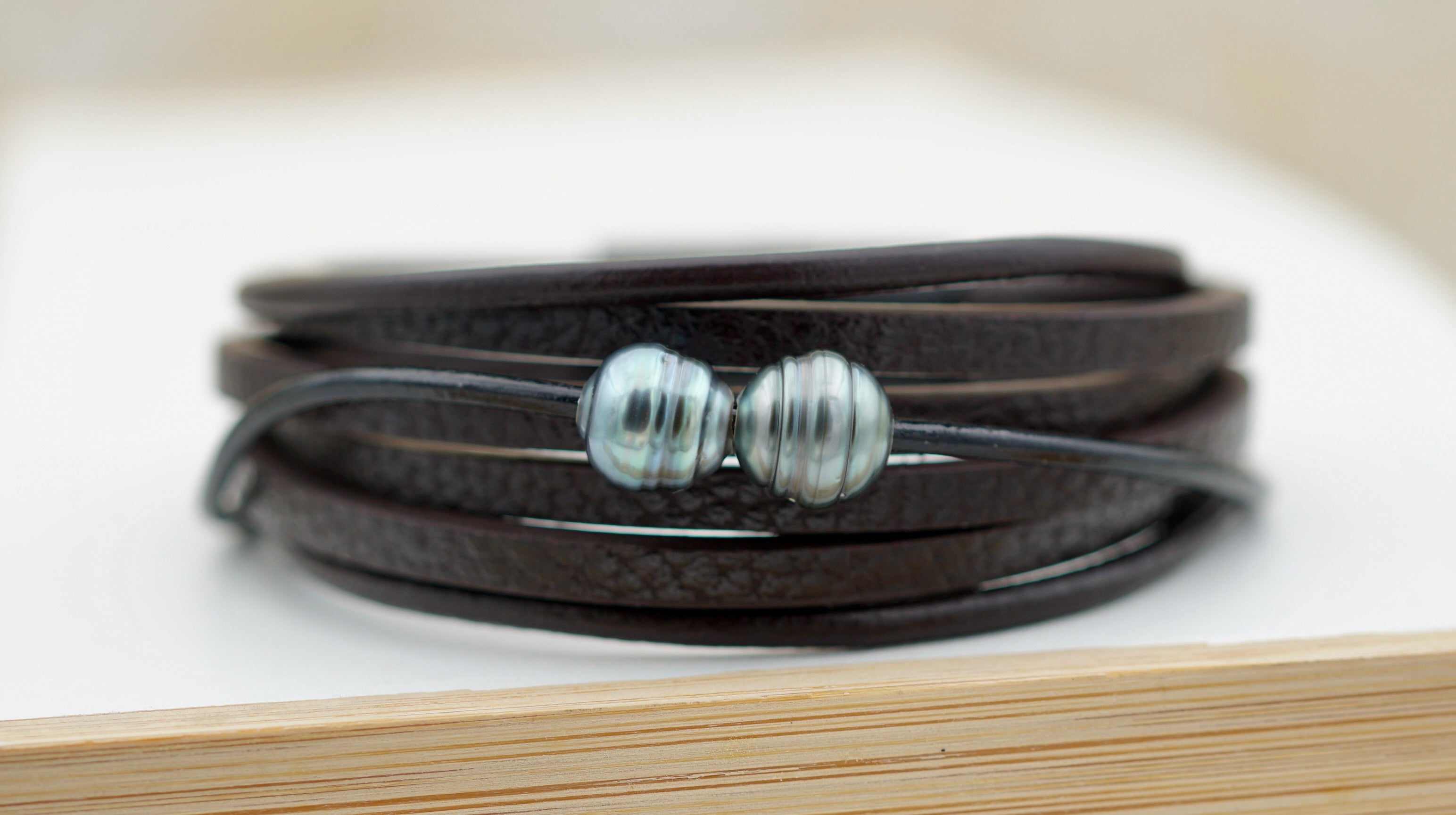 Collection Tane Deux perles cerclées sur cuir véritable