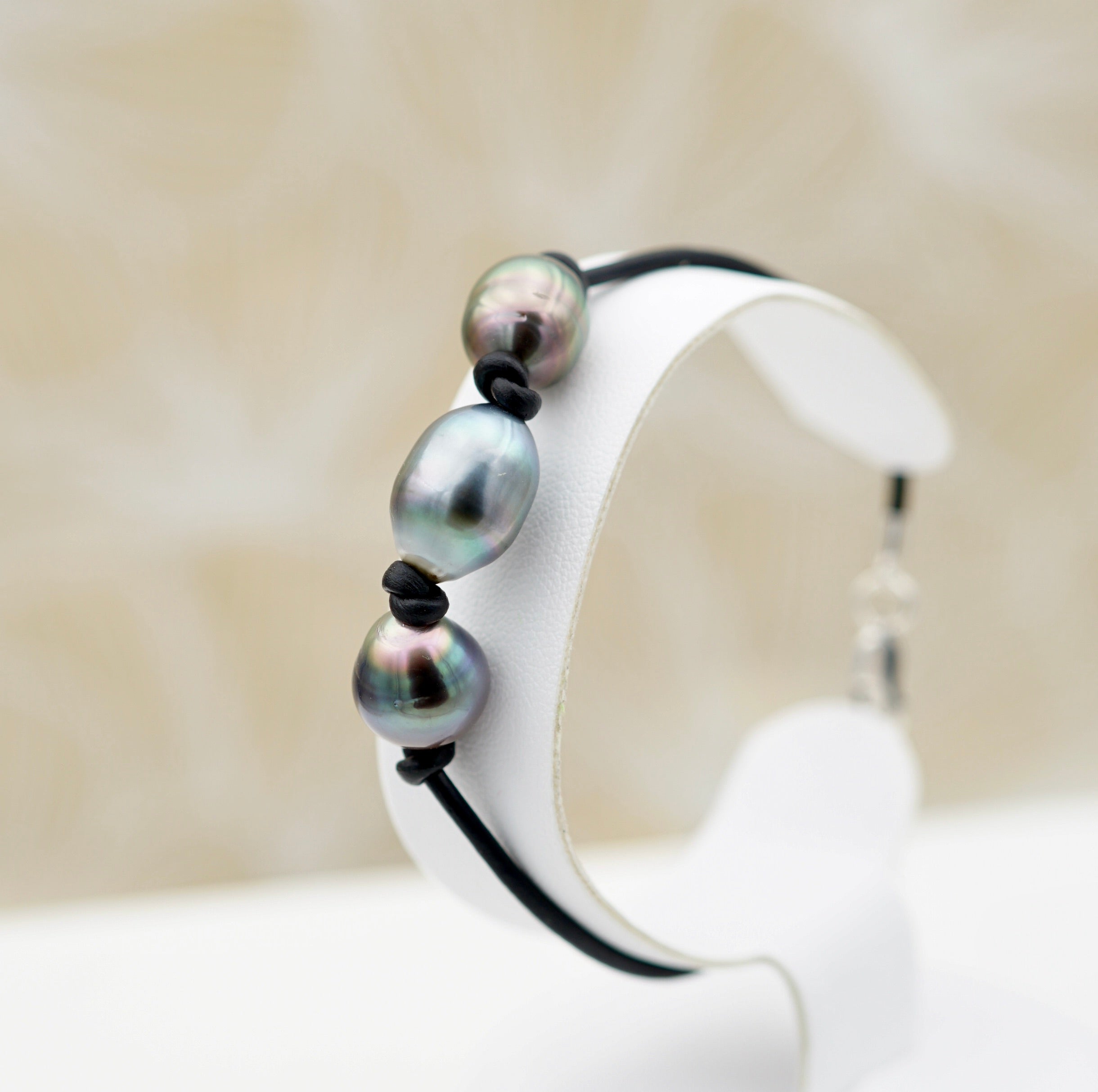Collection Tupai - 3 perles baroques sur cordon en cuir