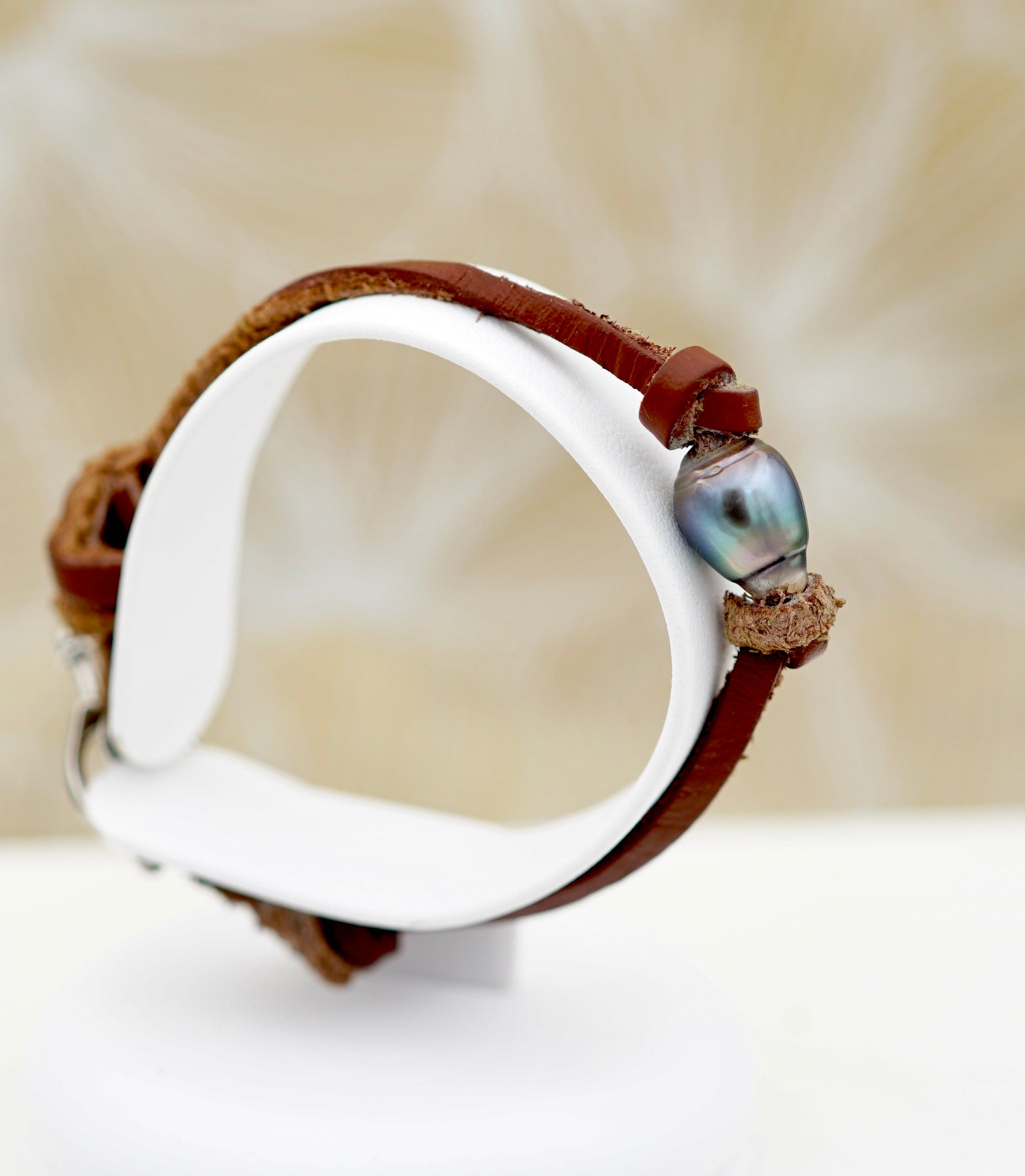 Collection Tahia perle sur cuir avec fermoir coeur en argent 925mm