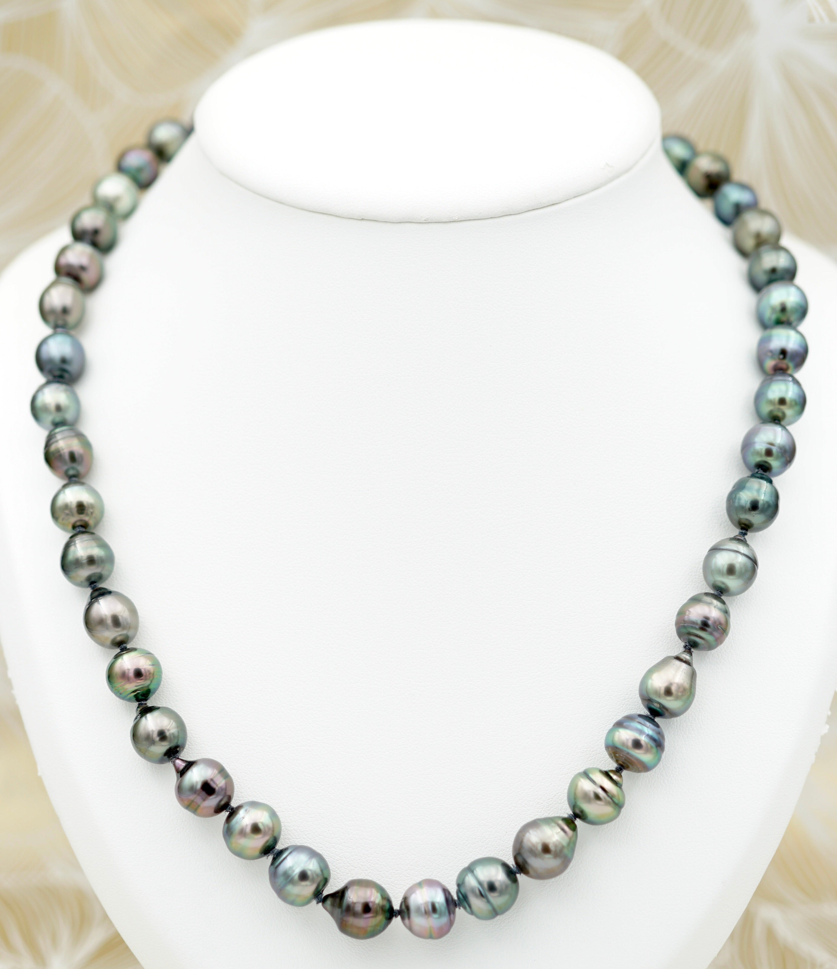 Collection Hiva-Oa  Splendide collier de 44 perles