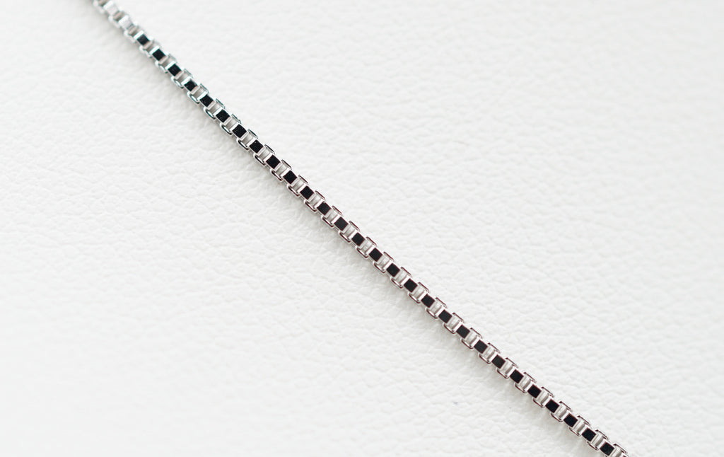 Chaîne maille carré 1.1mm en argent 925 rhodié de 45cm