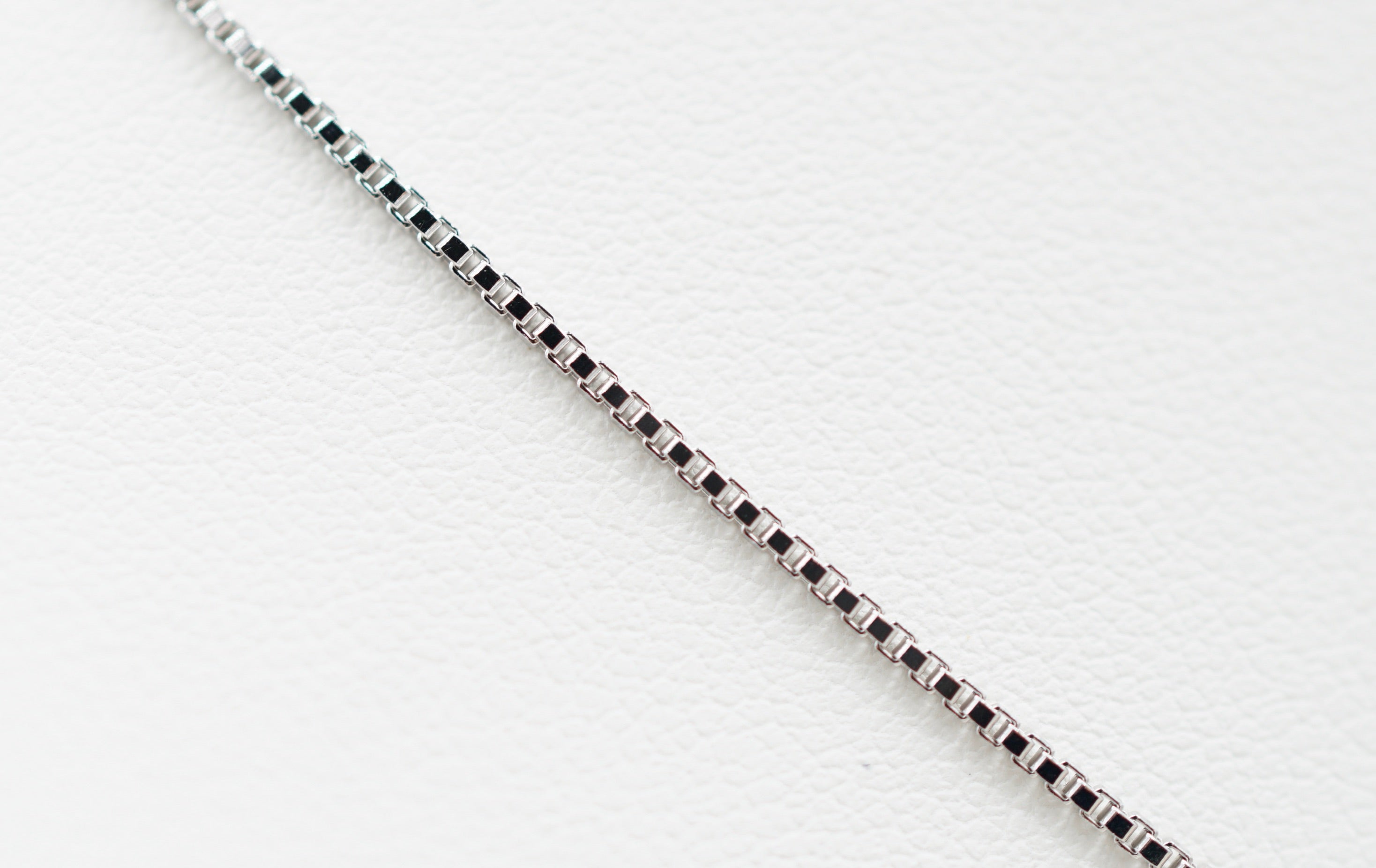 Chaîne maille carré 1.1mm en argent 925 rhodié de 45cm
