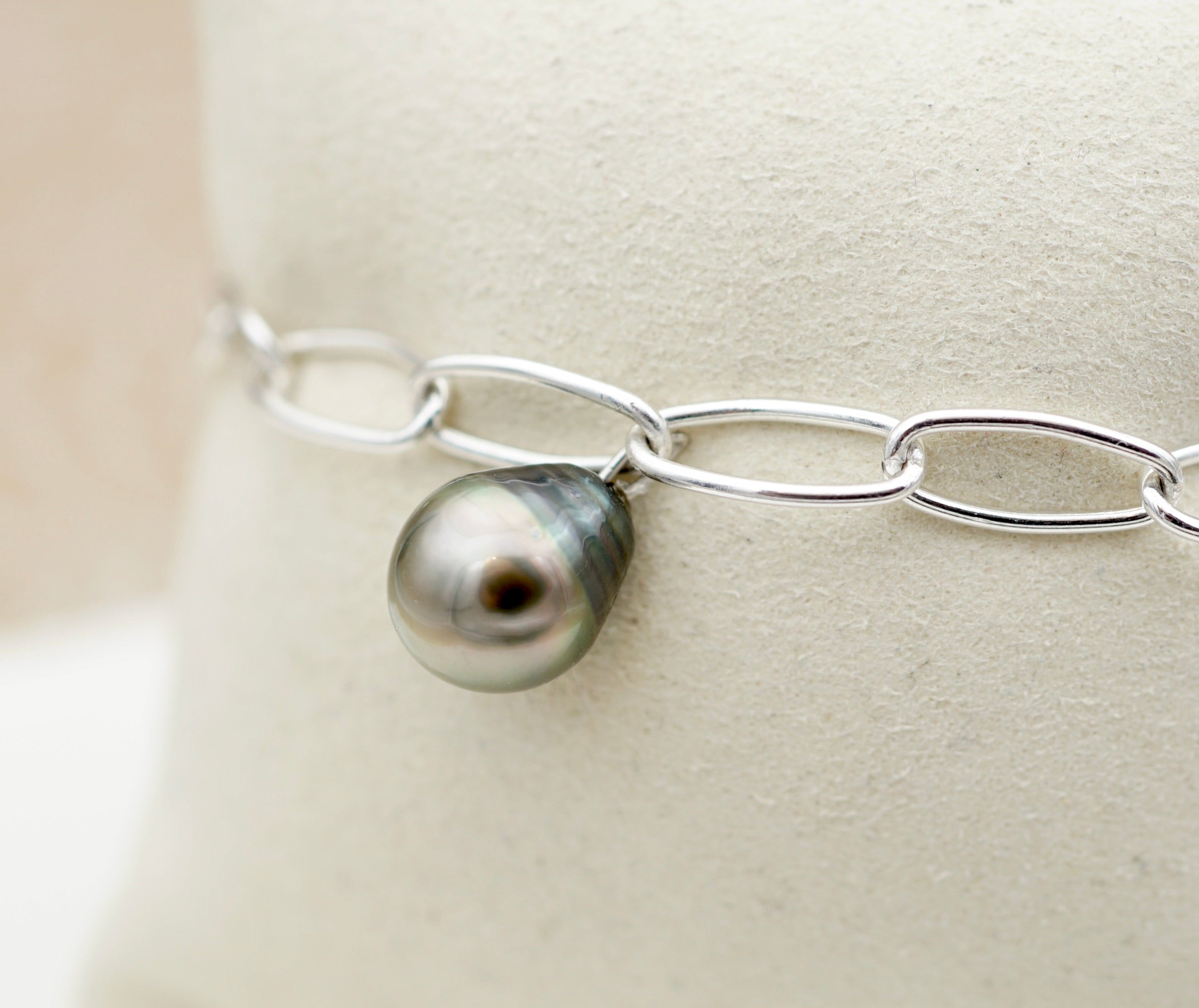 Maeva splendide bracelet en argent 925.          Perle de 10.1mm cerclée Gold