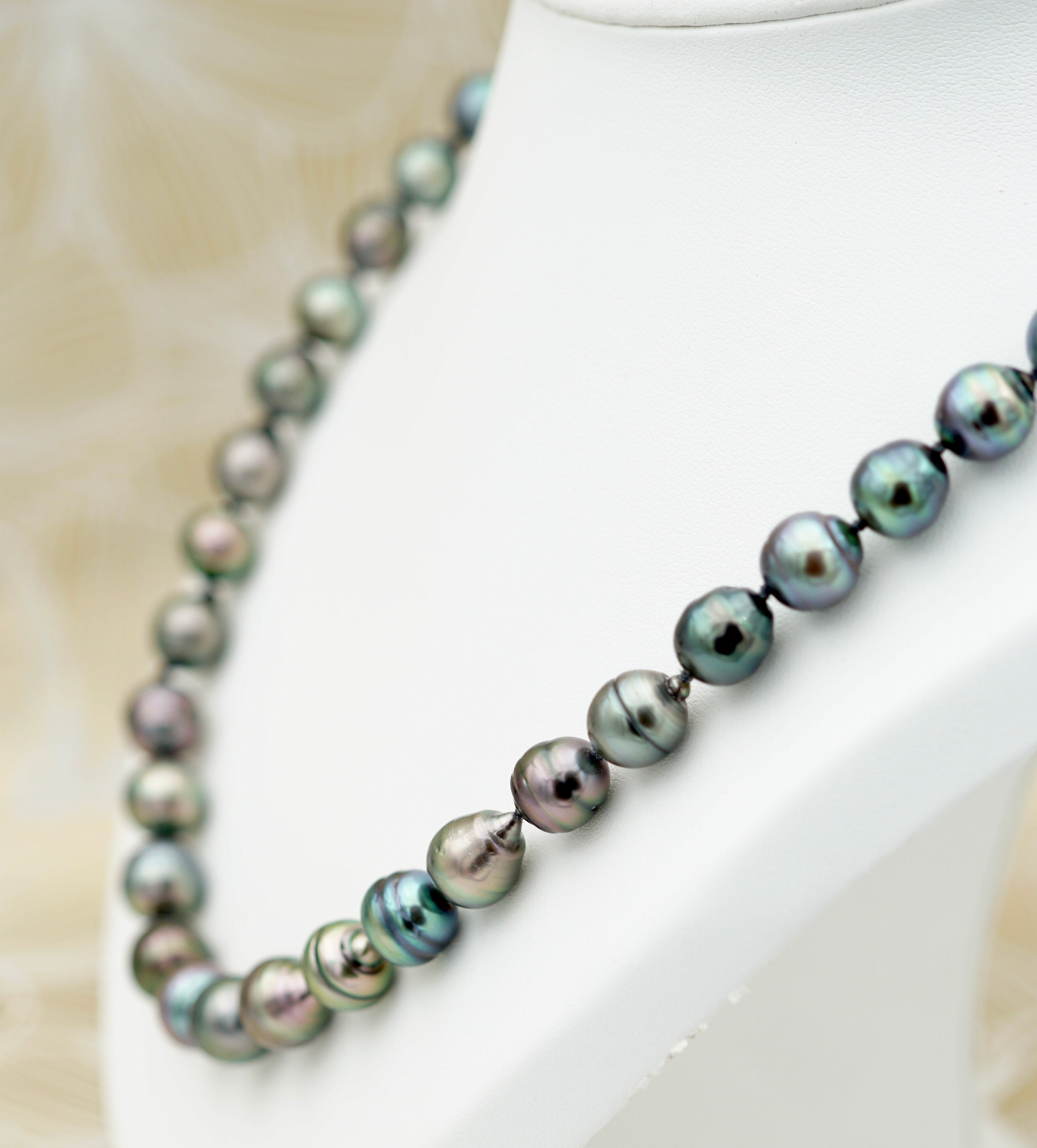 Collection Hiva-Oa  Splendide collier de 44 perles