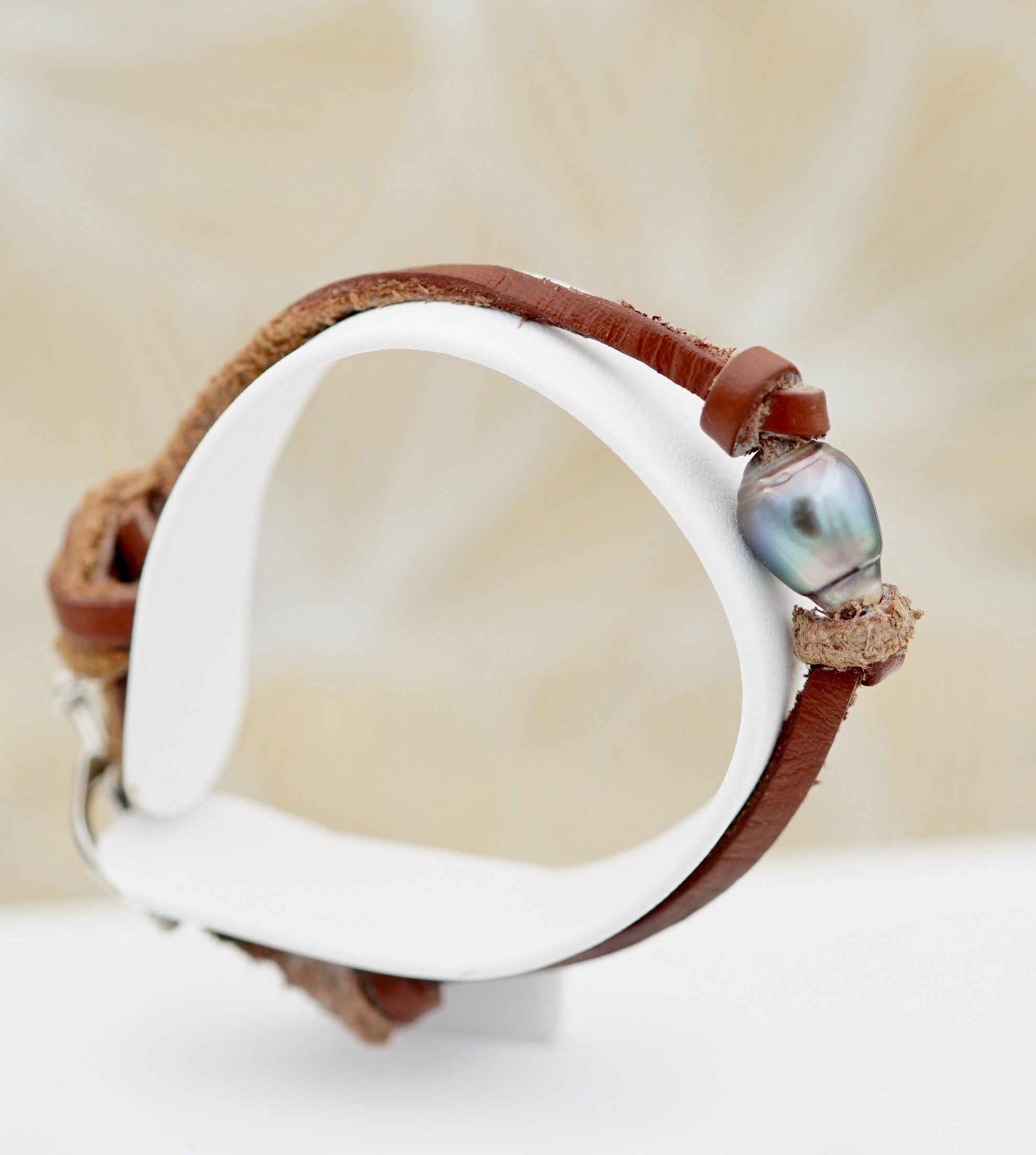Collection Tahia perle sur cuir avec fermoir coeur en argent 925mm