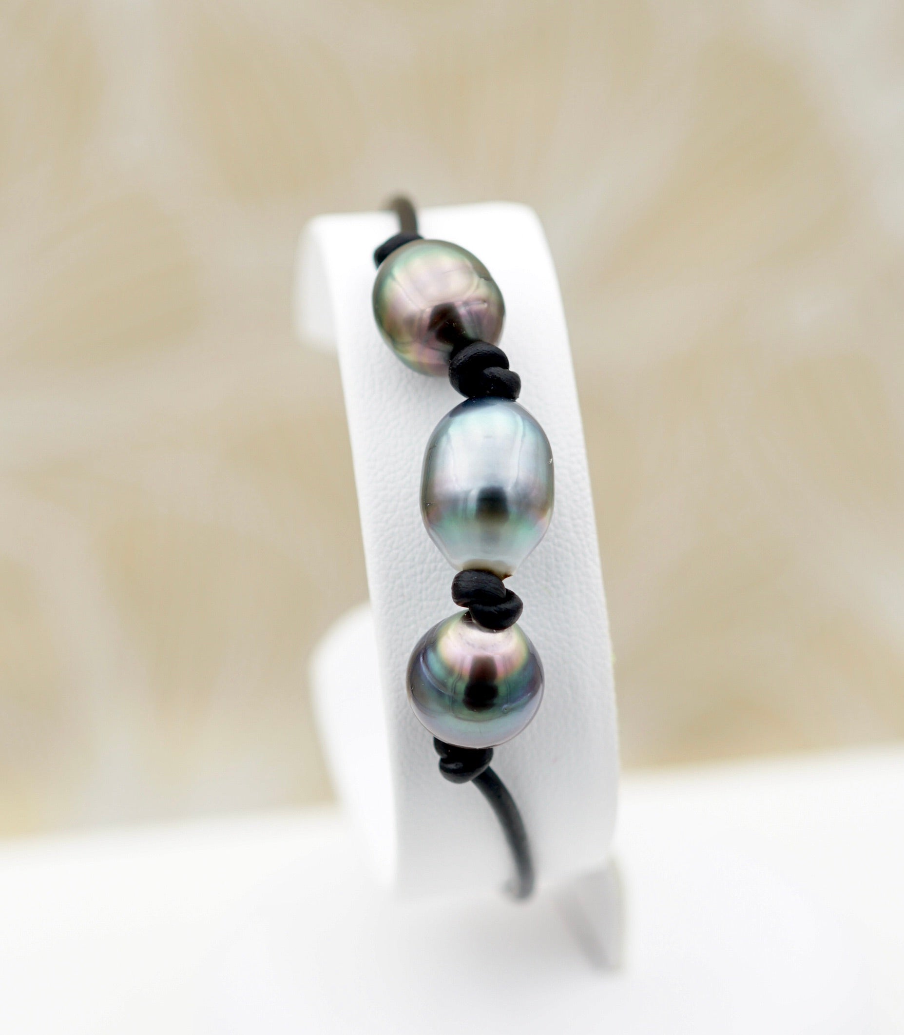 Collection Tupai - 3 perles baroques sur cordon en cuir