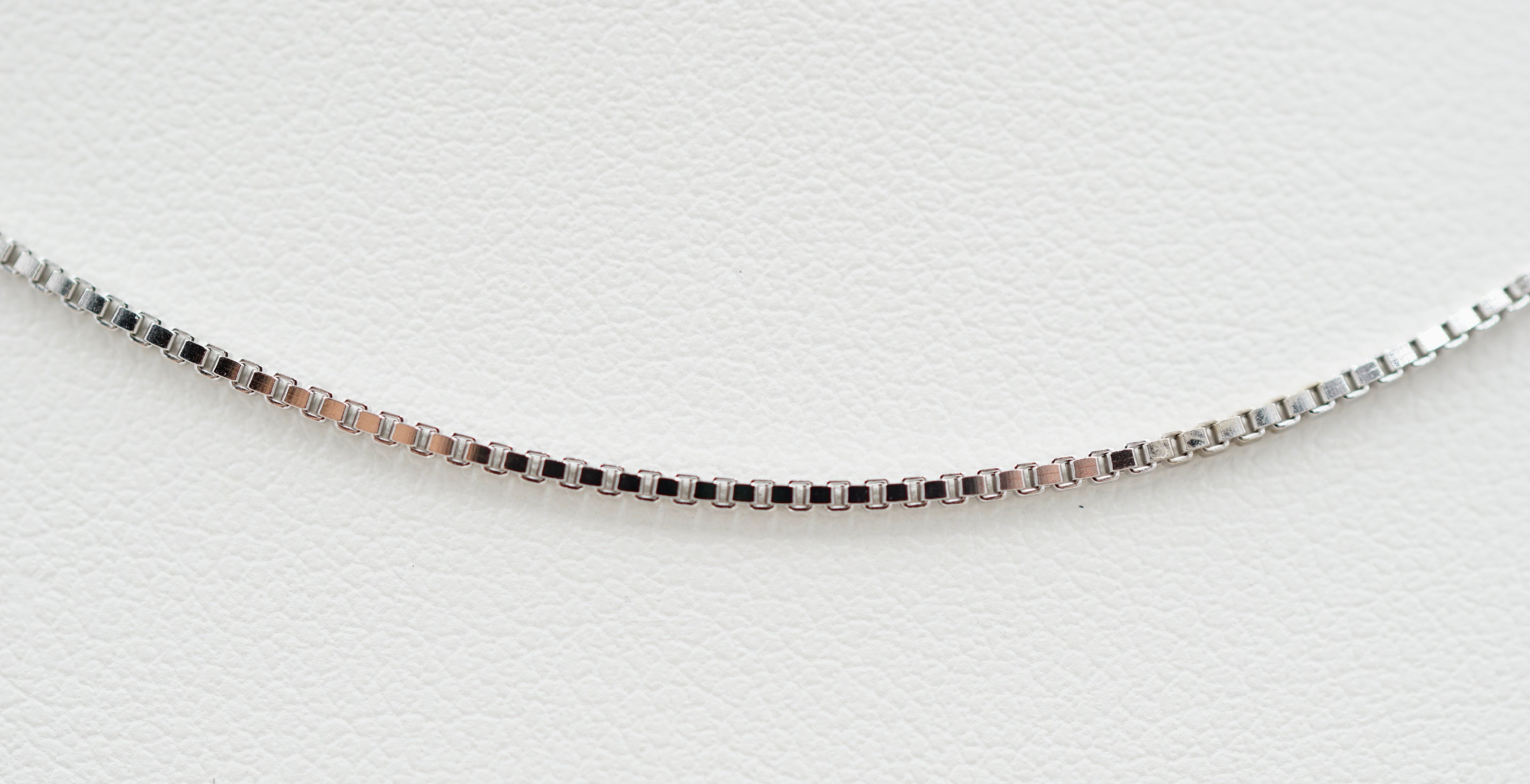 Chaîne maille carré 1.1mm en argent 925 rhodié de 45cm