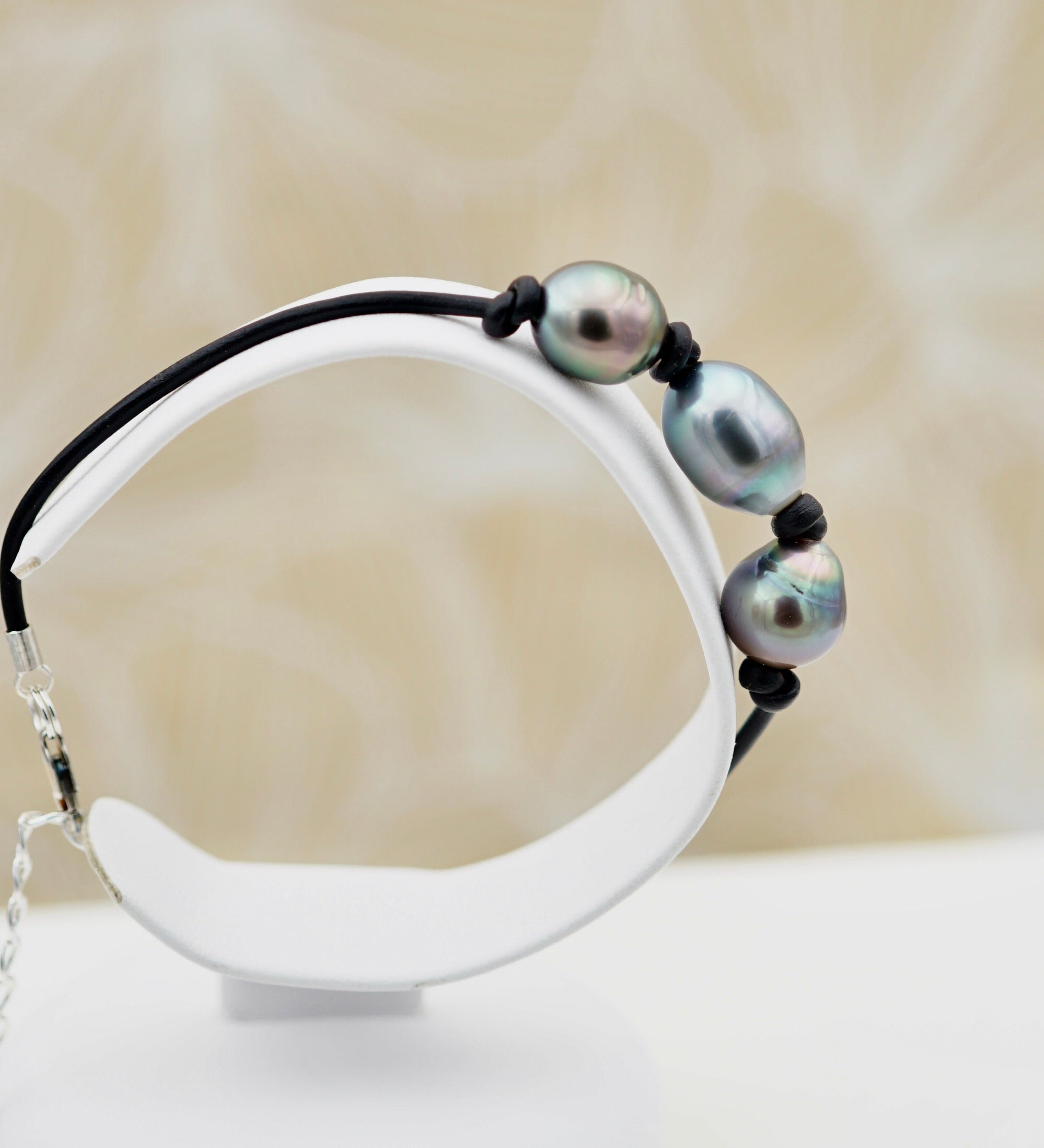 Collection Tupai - 3 perles baroques sur cordon en cuir