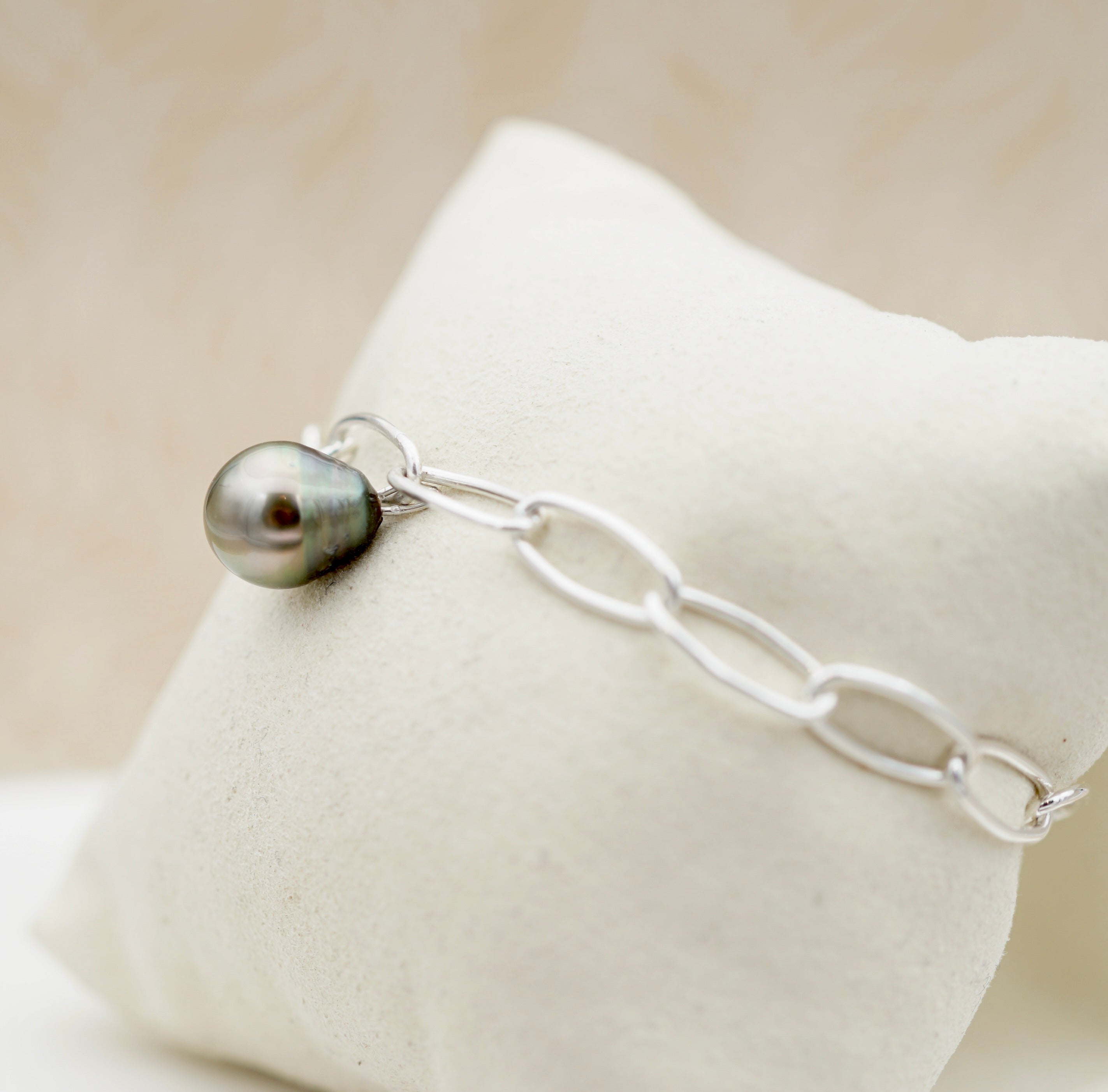 Maeva splendide bracelet en argent 925.          Perle de 10.1mm cerclée Gold