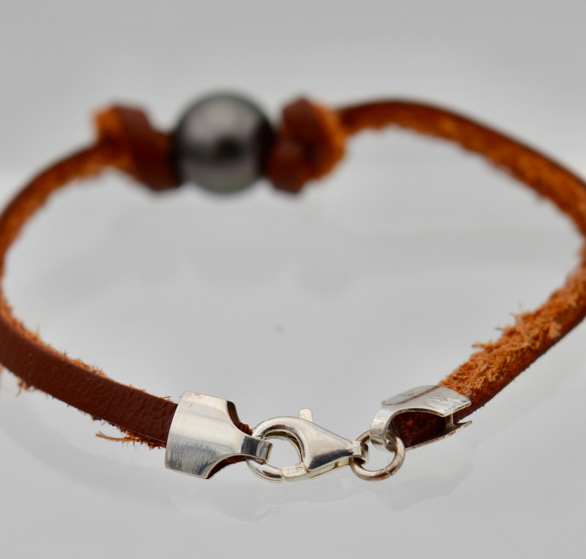 Collection Tahaa perle de 10.1mm sur cuir