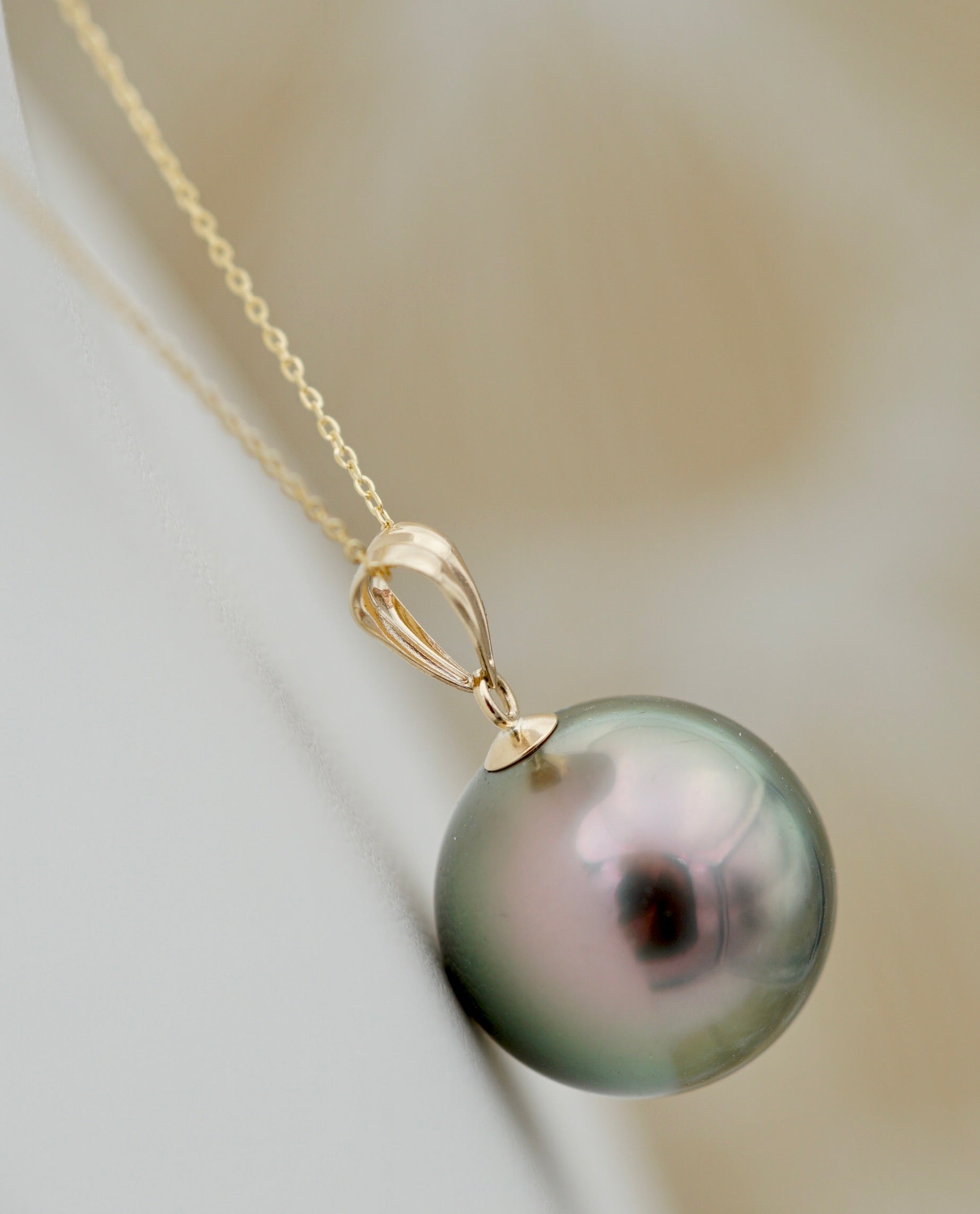 Collection Tahiti Nui perle AAA de 13.7mm sur Or