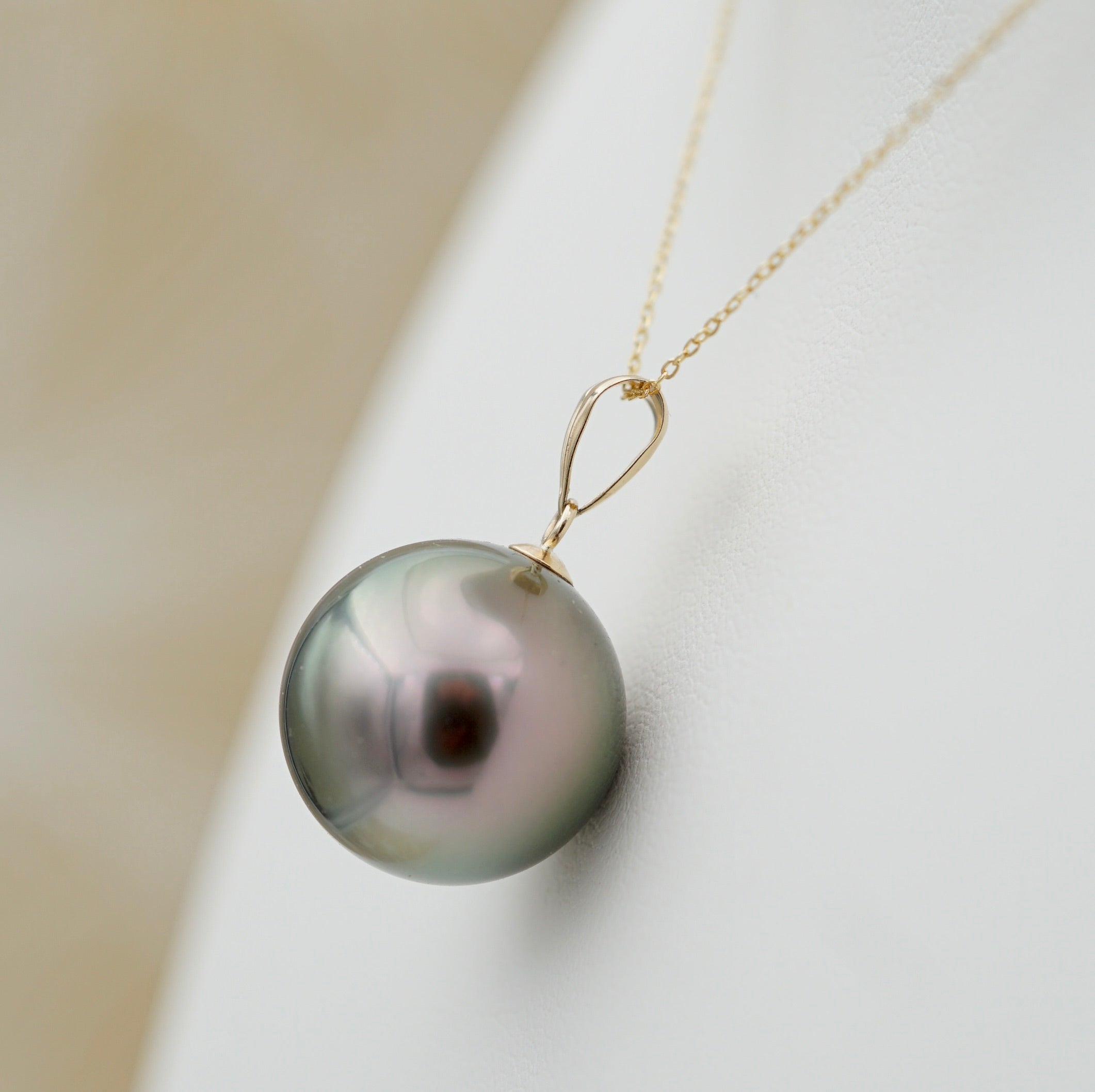 Collection Tahiti Nui perle AAA de 13.7mm sur Or