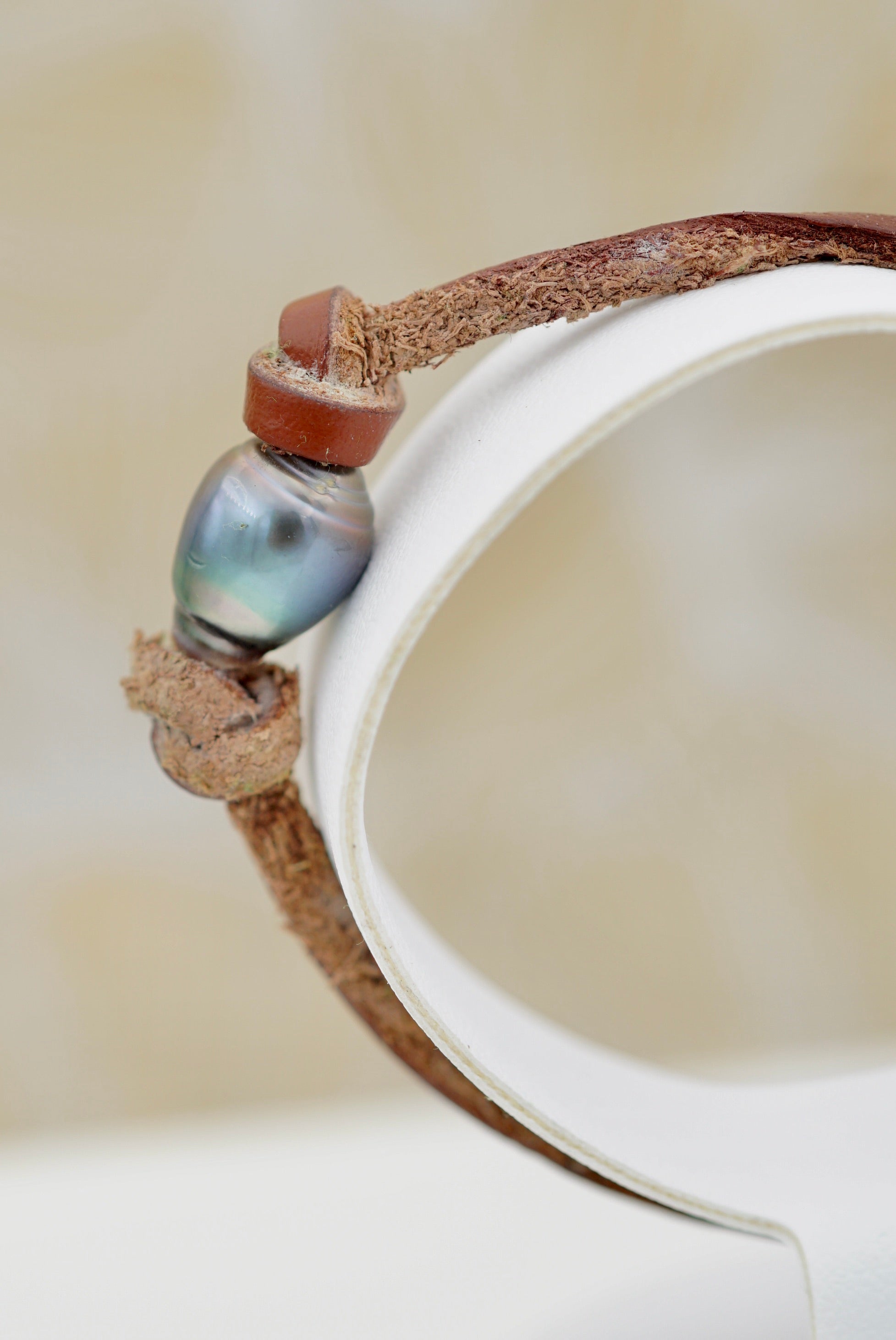 Collection Tahia perle sur cuir avec fermoir coeur en argent 925mm