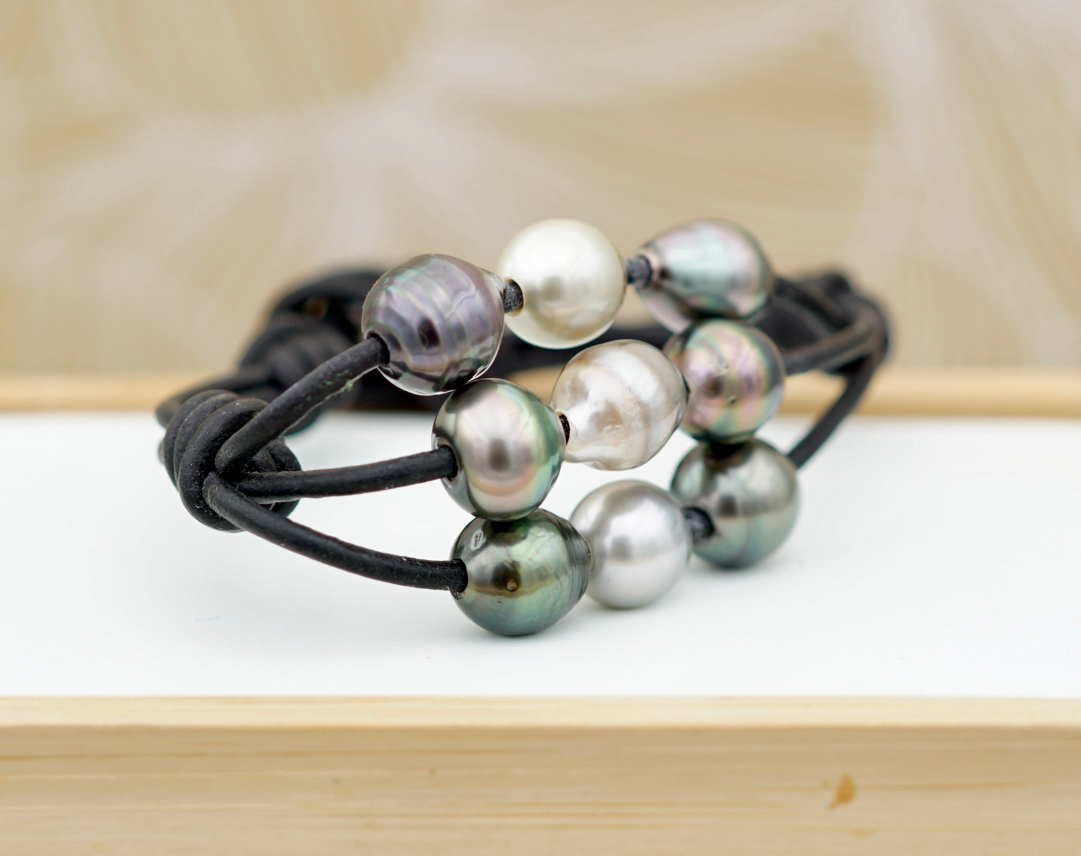 Collection Ahonu 10 perles multicolores sur cuir