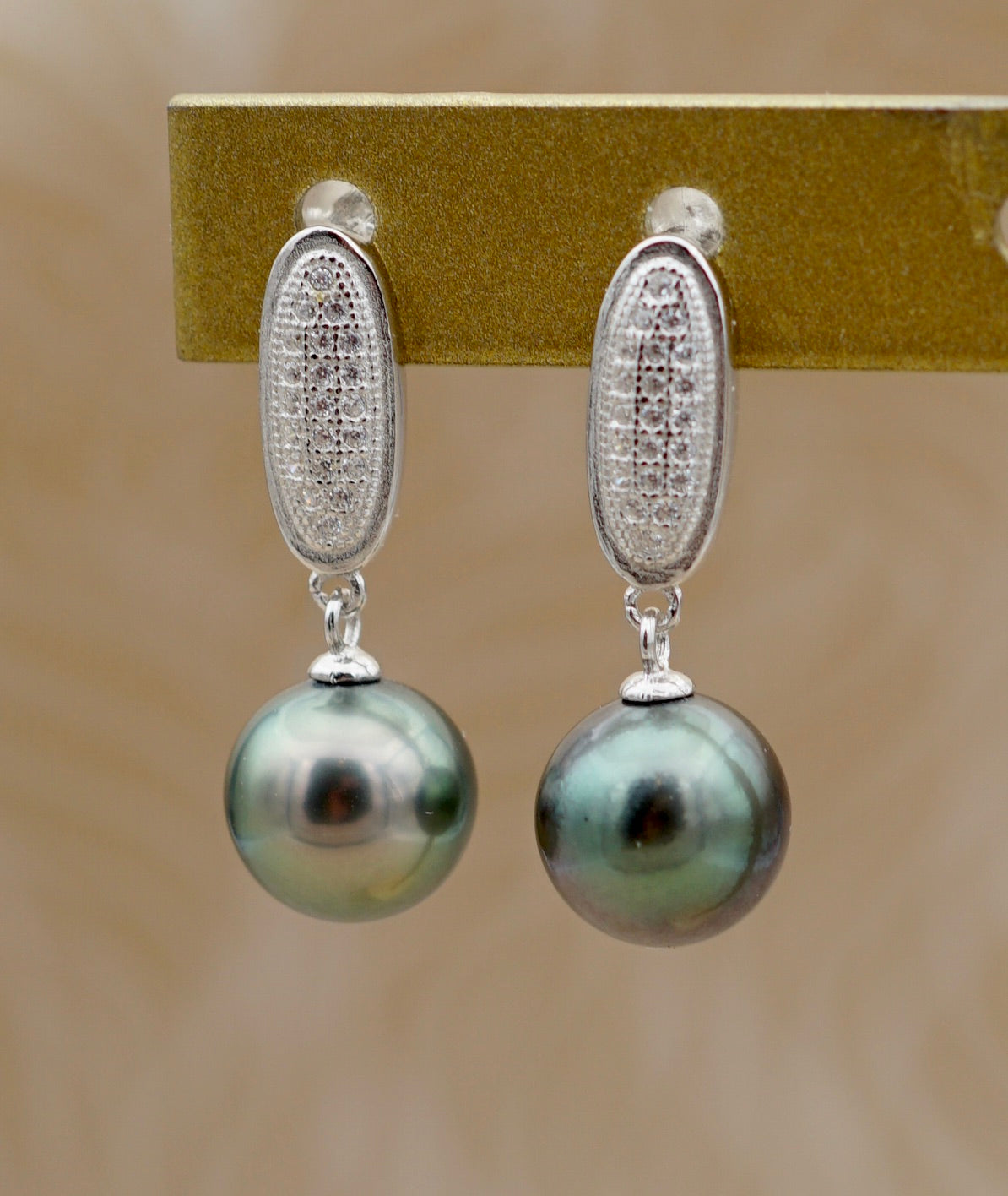 Mohu Tani perles de Tahiti de 9.2mm montées en boucles d'oreilles