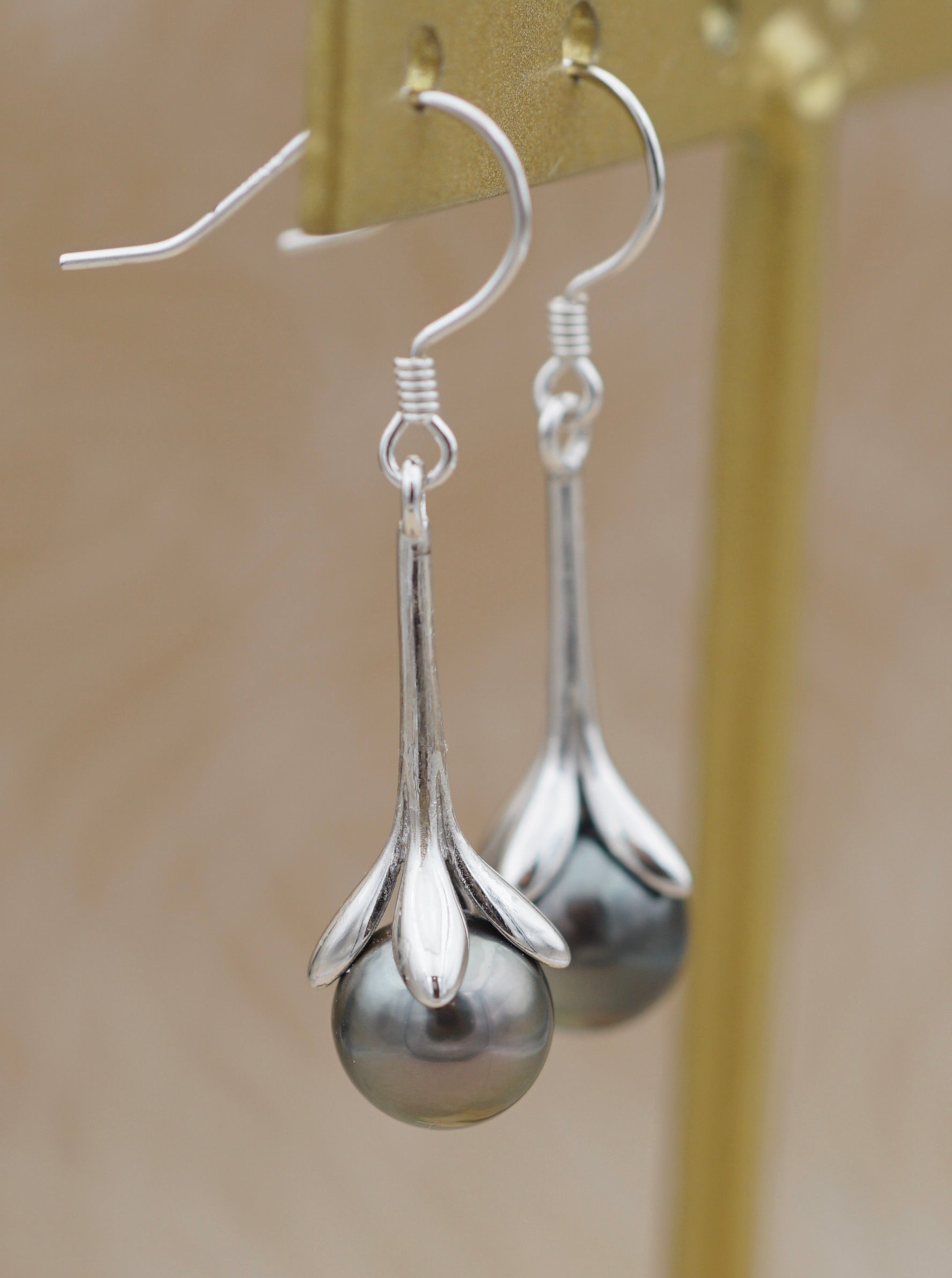 Pakarua perles de Tahiti de 8.5mm montées en boucles d'oreilles