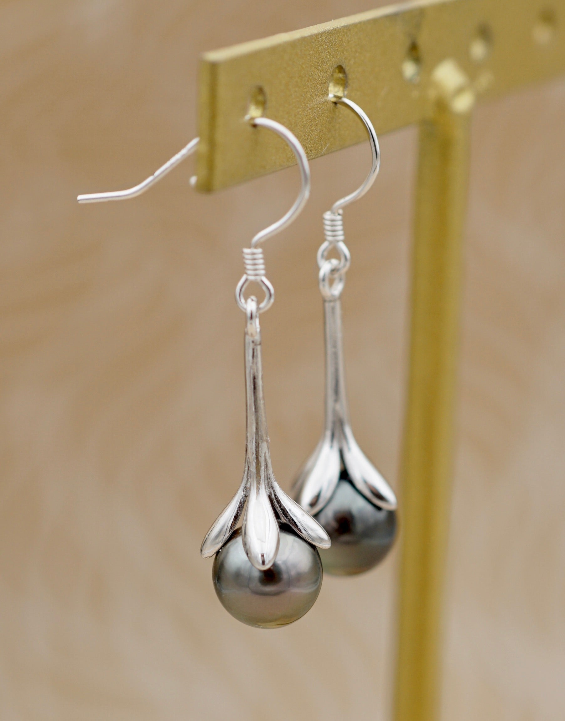 Pakarua perles de Tahiti de 8.5mm montées en boucles d'oreilles