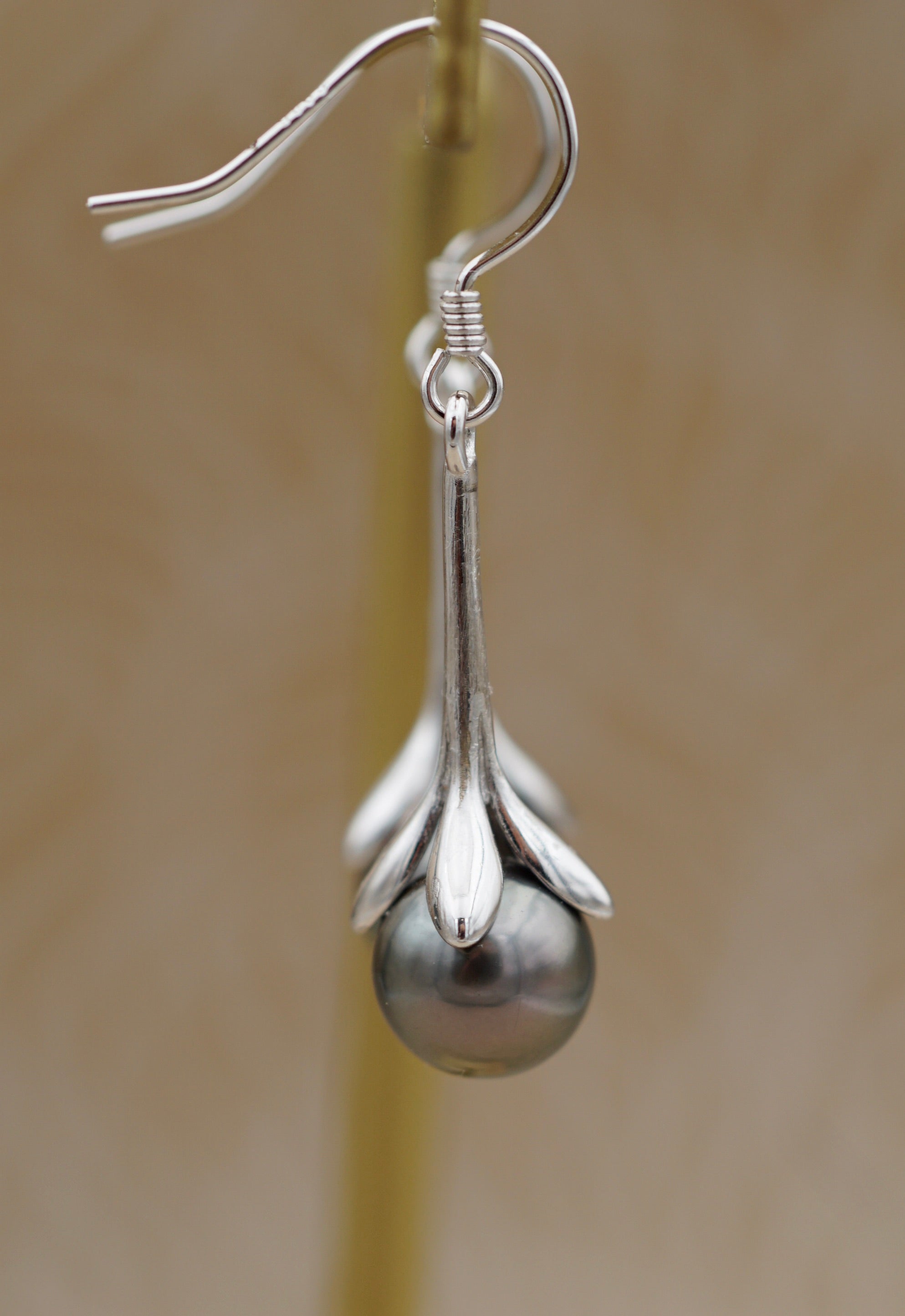 Pakarua perles de Tahiti de 8.5mm montées en boucles d'oreilles