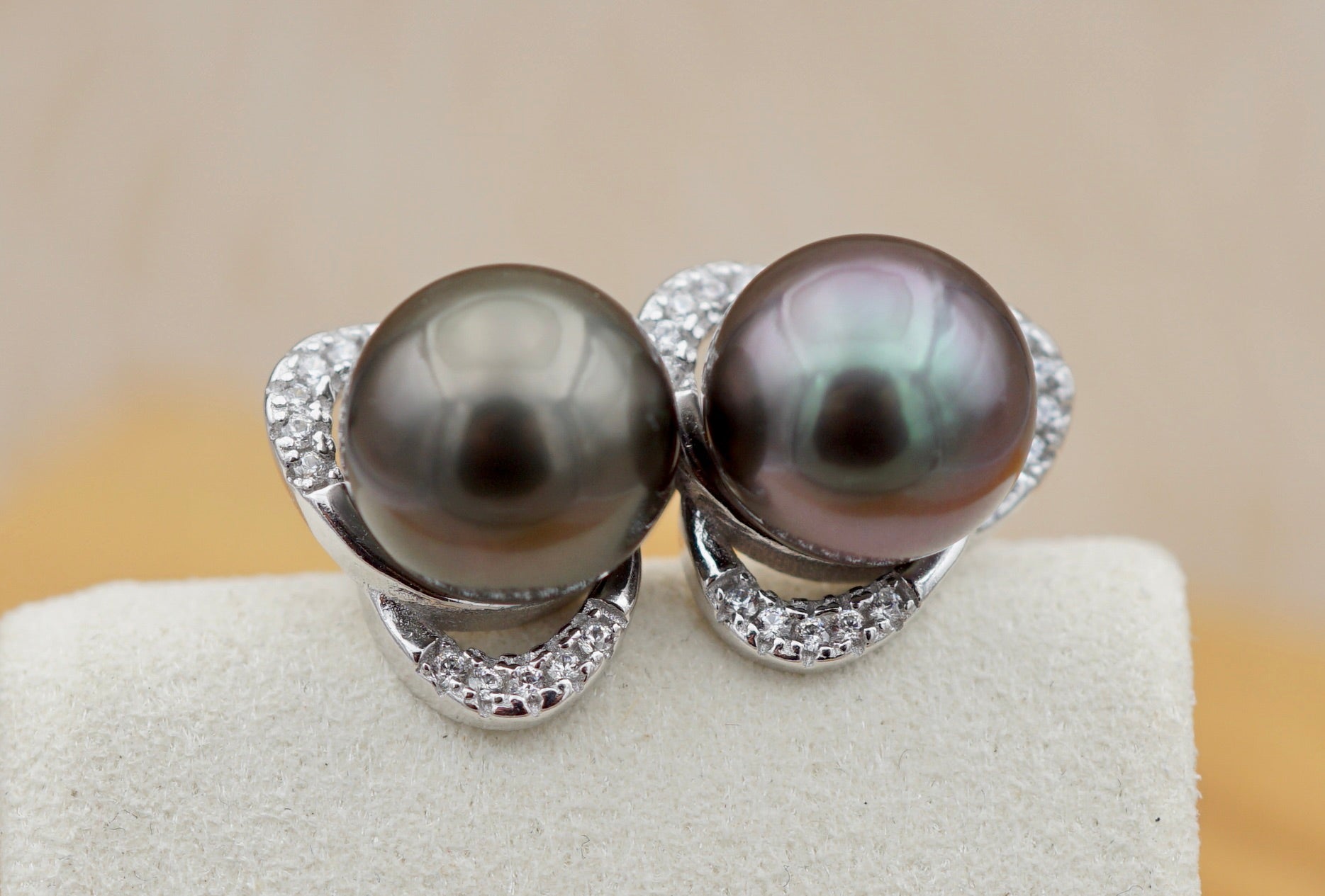Parata deux splendides perles de Tahiti montées en boucles d'oreilles