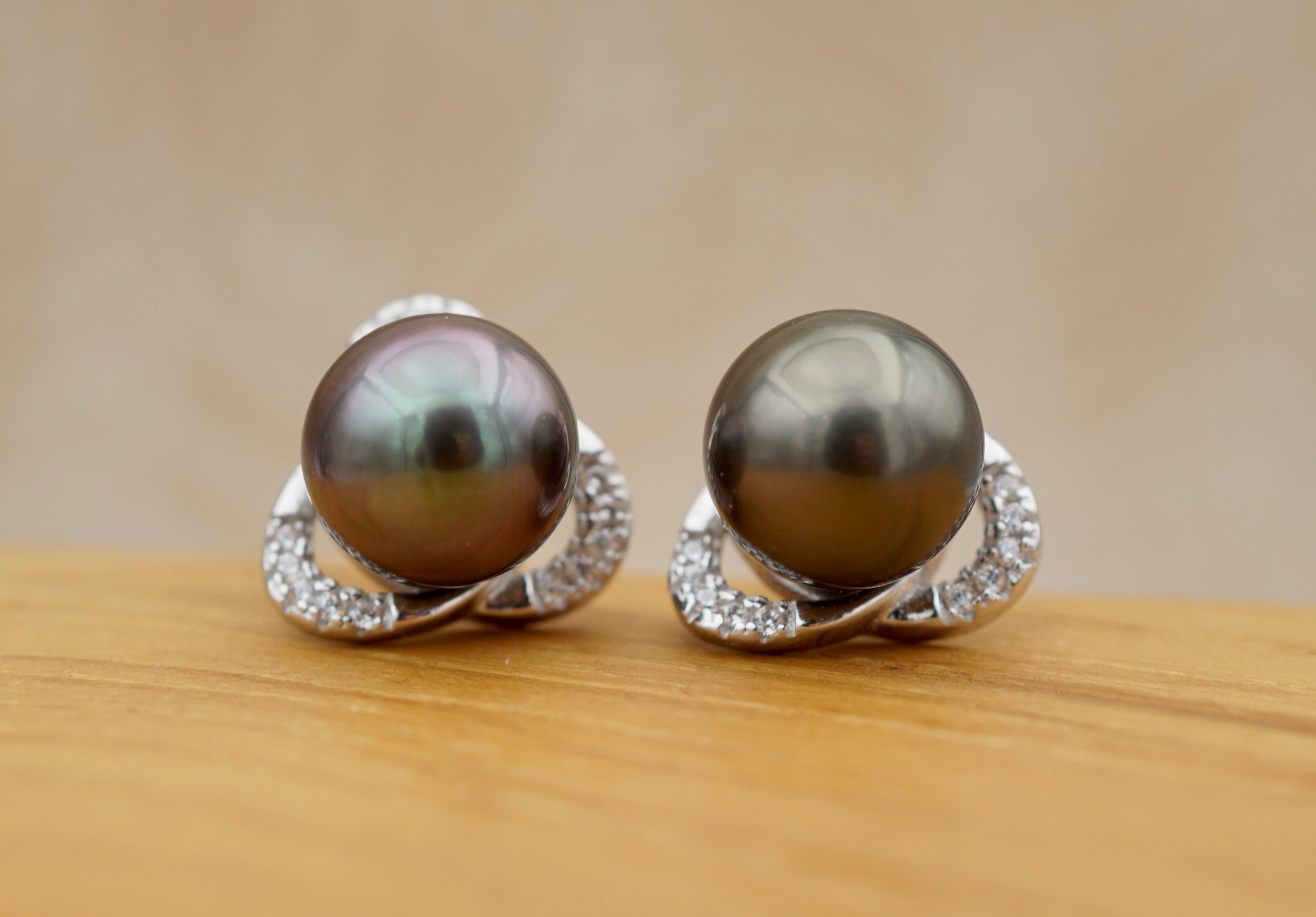 Parata deux splendides perles de Tahiti montées en boucles d'oreilles