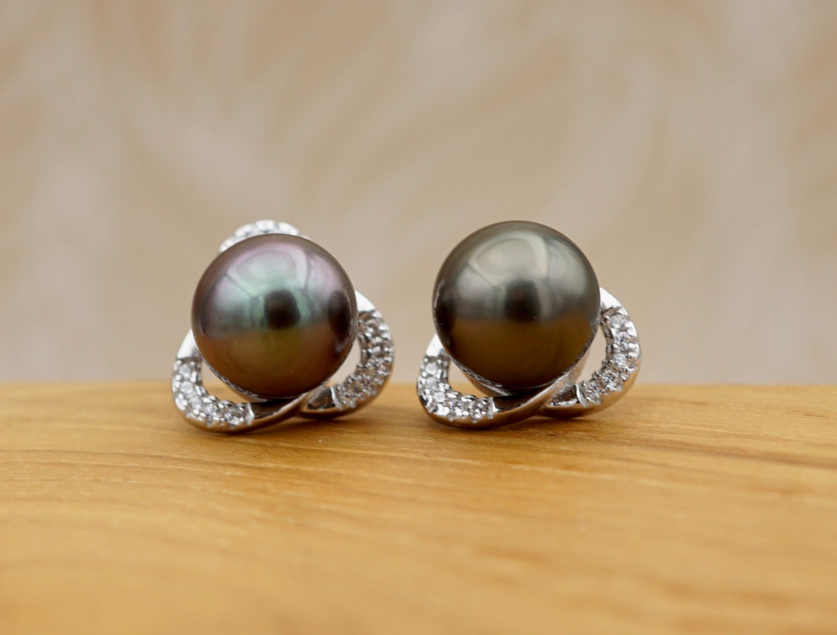 Parata deux splendides perles de Tahiti montées en boucles d'oreilles