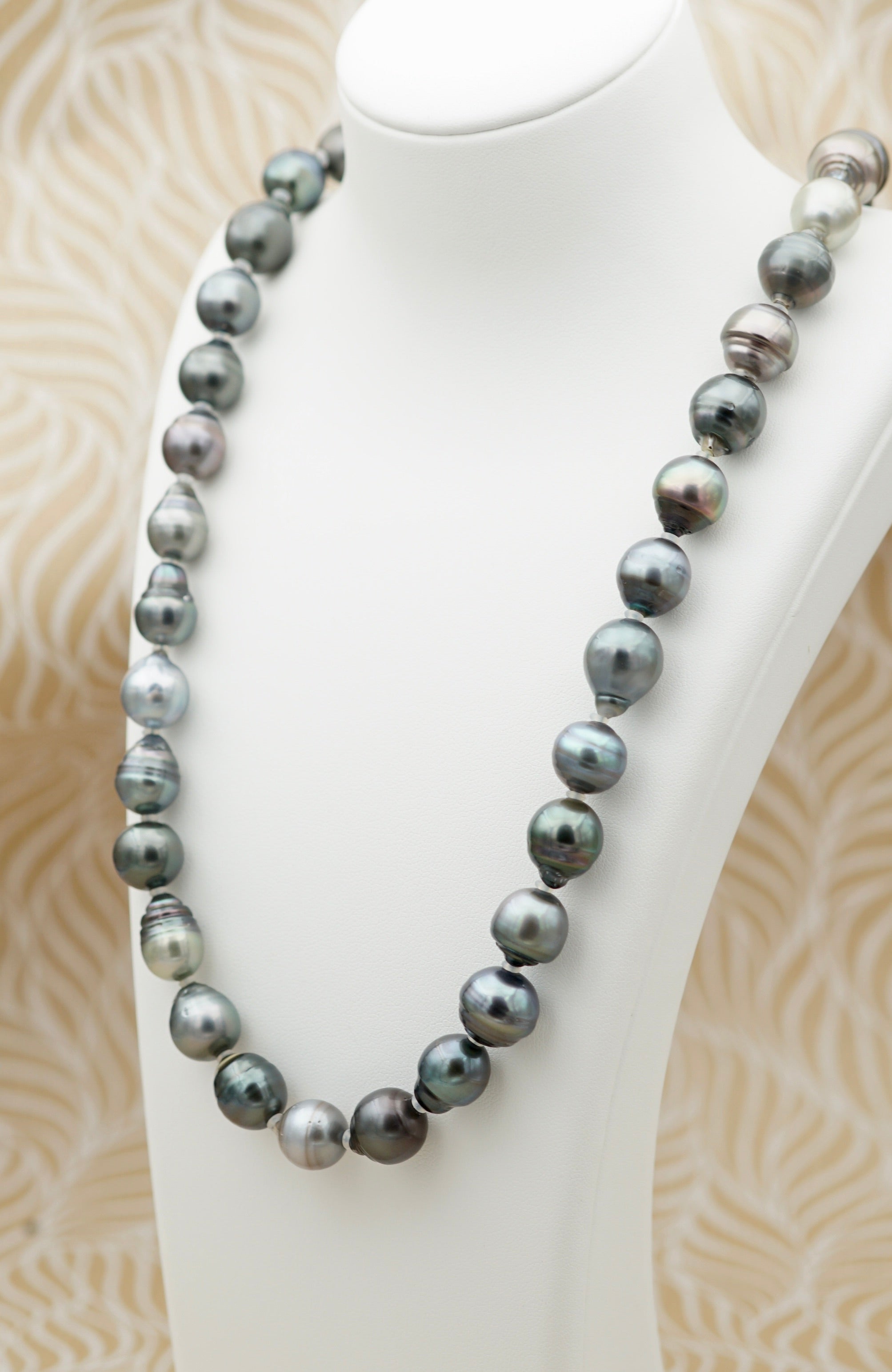 Collection Hiva-Oa  Splendide collier de 49 perles