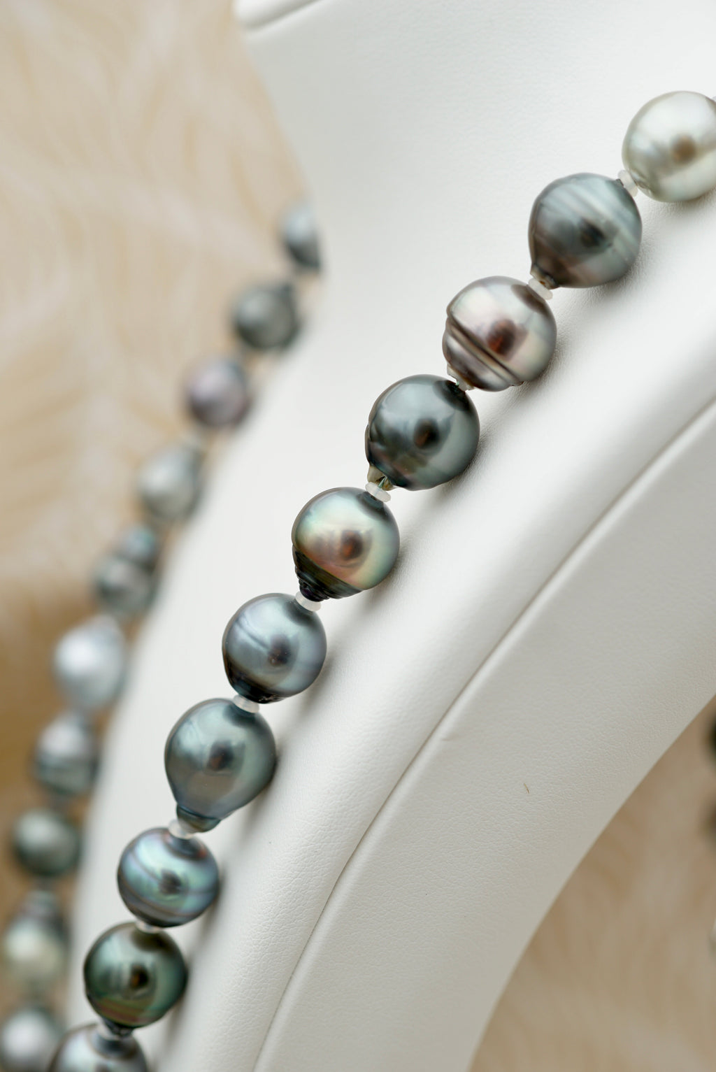 Collection Hiva-Oa  Splendide collier de 49 perles