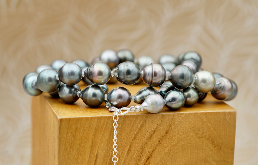 Collection Hiva-Oa  Splendide collier de 49 perles