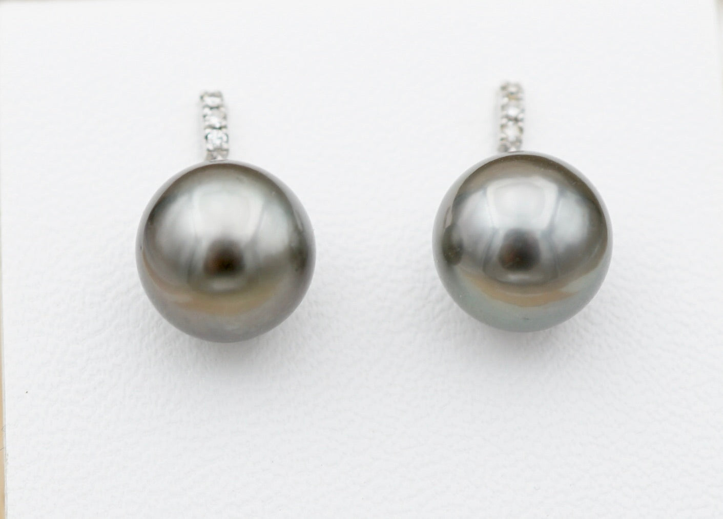 Tahiti Nui perles de Tahiti montées en boucles doreilles sur Or et Diamants