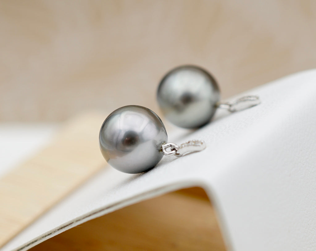Tahiti Nui perles de Tahiti montées en boucles doreilles sur Or et Diamants