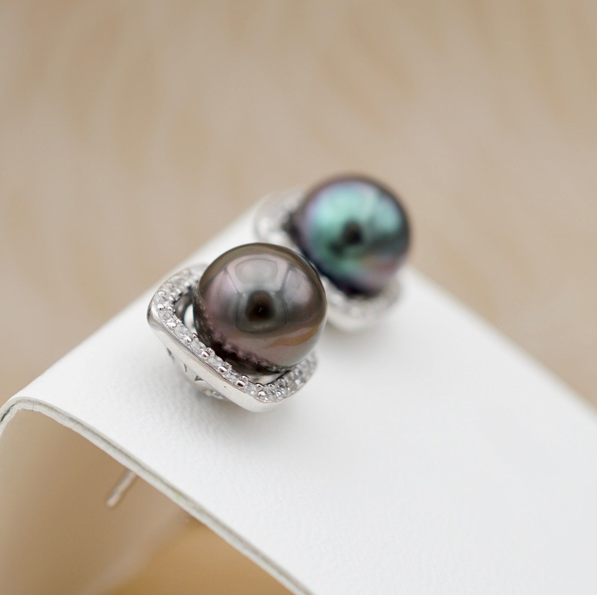 Rangiroa perles de Tahiti de 8.4mm montées en boucles d'oreilles sur argent