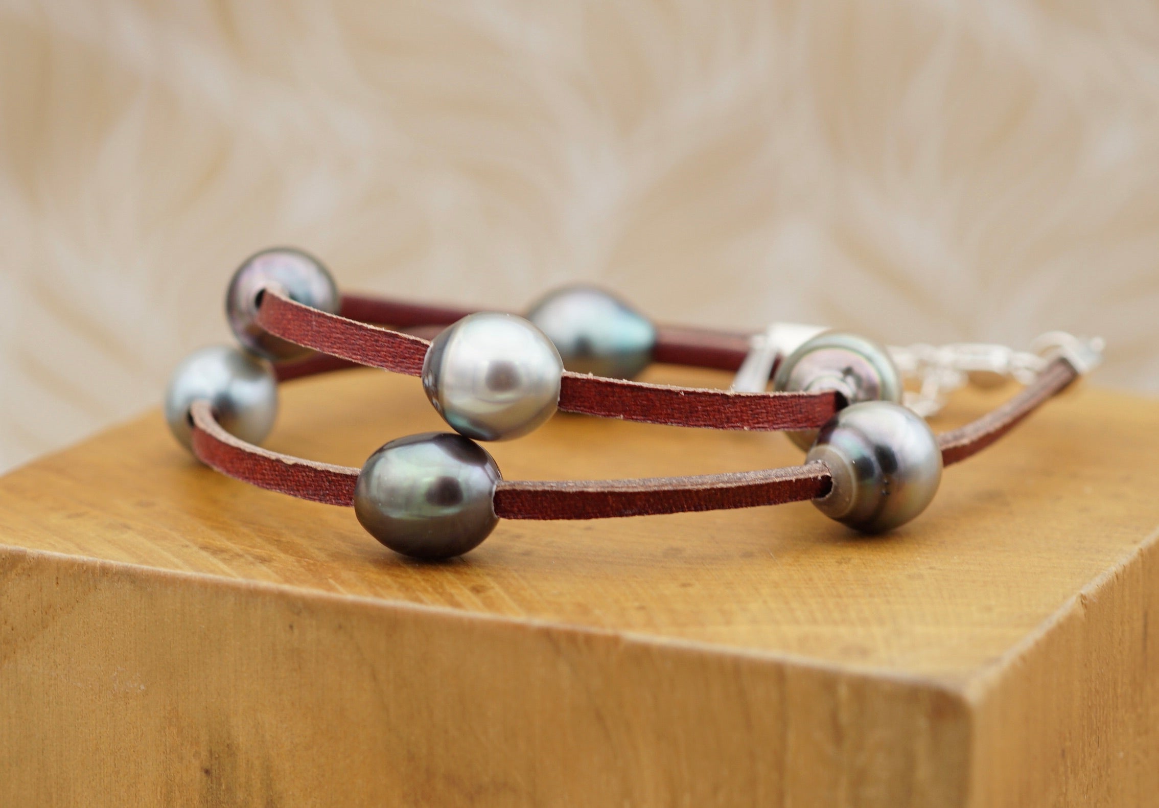 Honolua 7 perles de Tahiti montées sur cuir