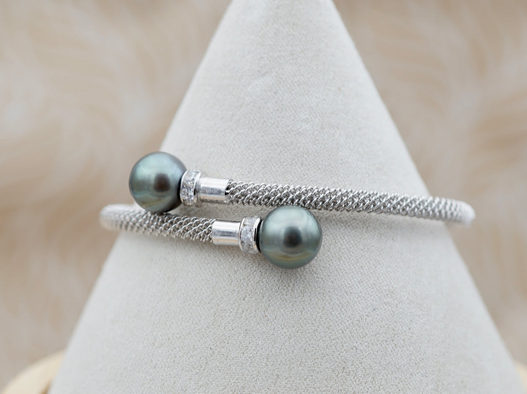 Splendide bracelet en argent rodhié orné de deux véritables perles de Tahiti AAA